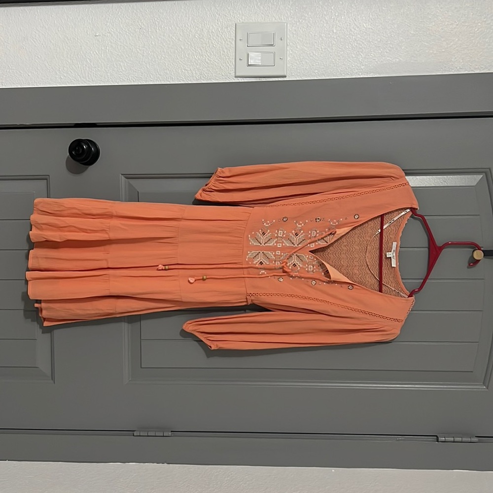 Brad miss me beautiful dress with beautiful details on it..